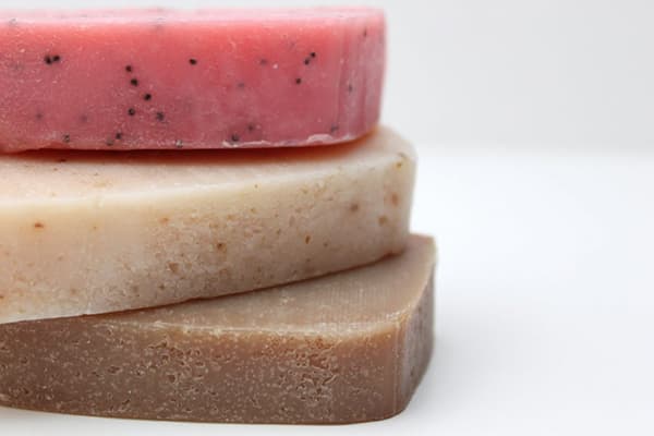 Savon artisanal avec particules exfoliantes