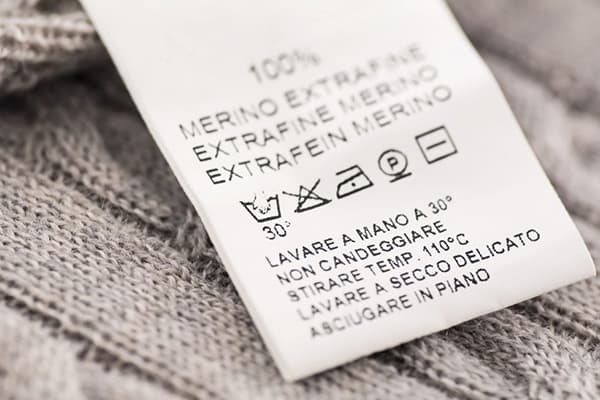 Étiquette sur un pull tricoté