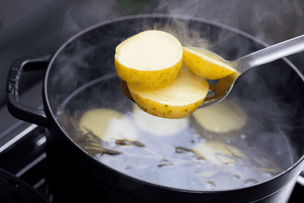 Pommes de terre en veste bouillies