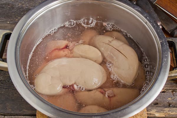 Rognons de porc dans une casserole d'eau