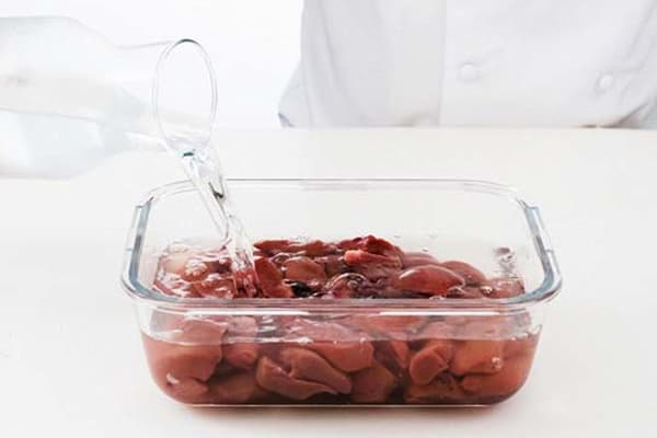 Faire tremper les rognons de bœuf tranchés