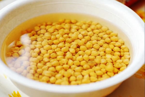 Petits pois dans un bol d'eau