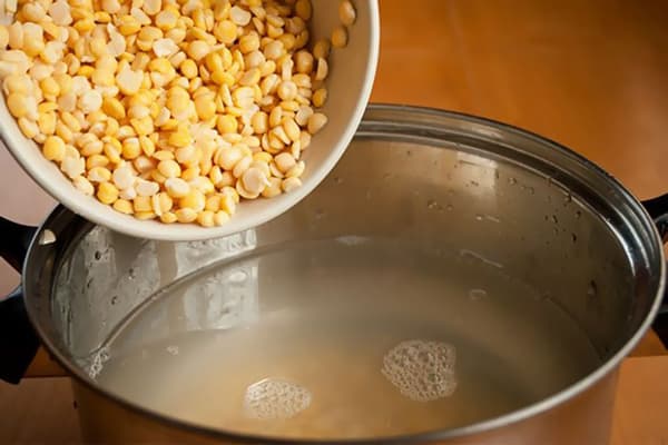 Ajouter les pois cassés dans la poêle