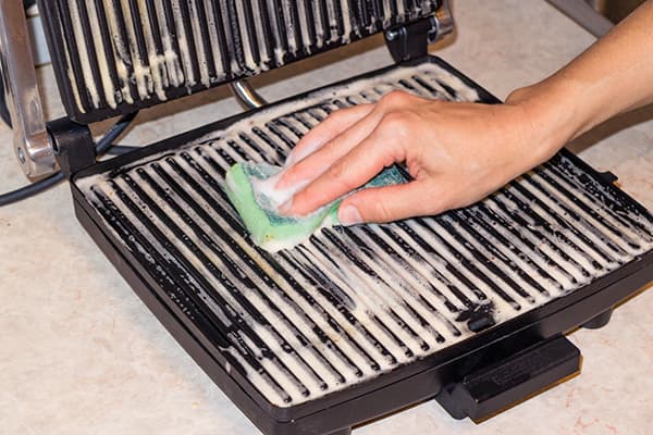 Nettoyer le gril électrique