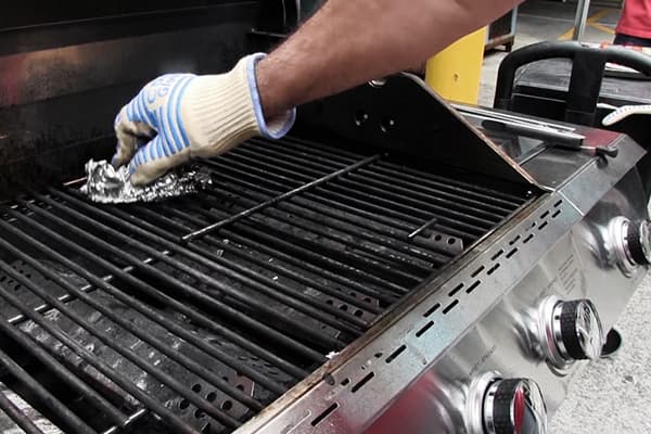 Nettoyer la grille du gril avec du papier d'aluminium