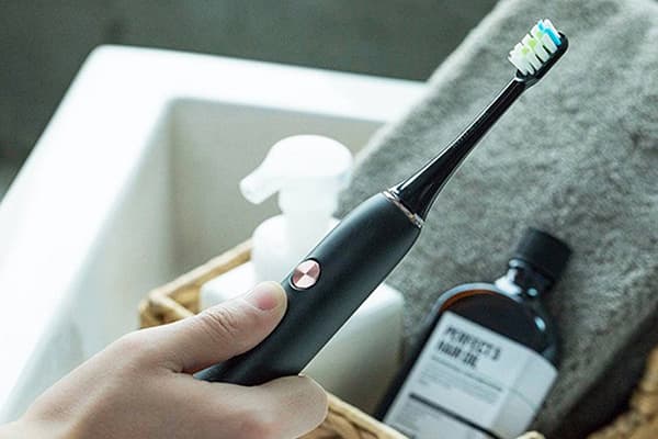 Une brosse à dents électrique