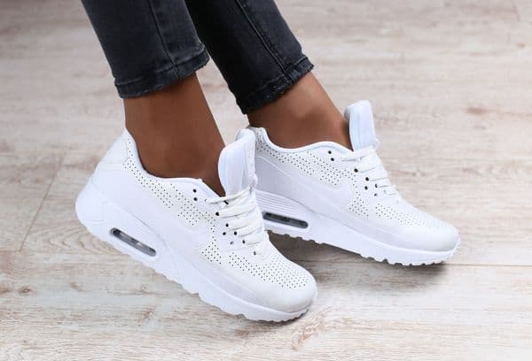 Est-il possible de nettoyer des baskets blanches avec du dentifrice : une astuce pour des chaussures blanches immaculées