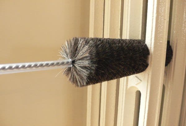 nettoyer le radiateur avec une brosse