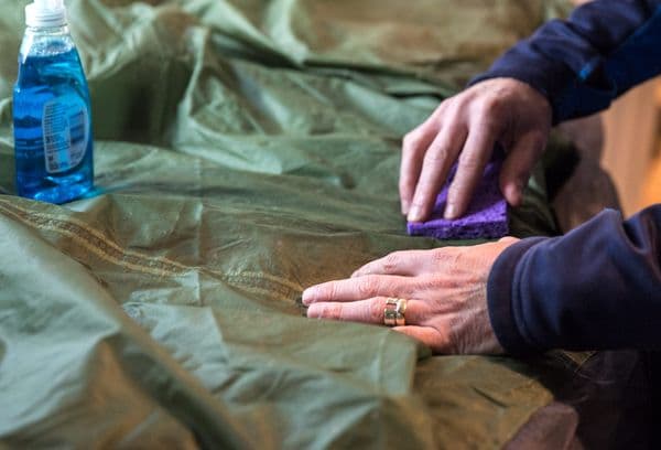 Nettoyage manuel d'une tente de camping