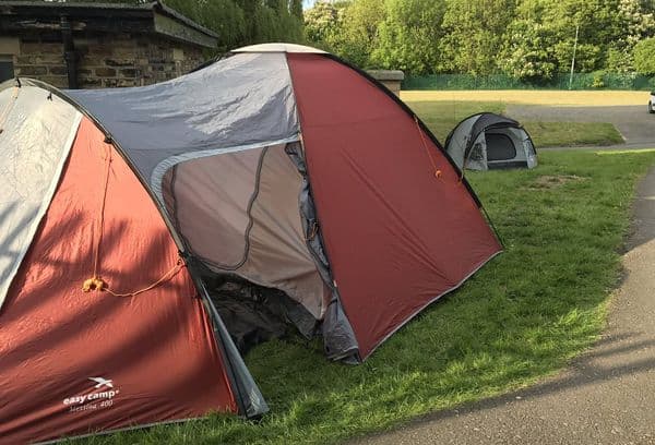 Tentes dans la forêt