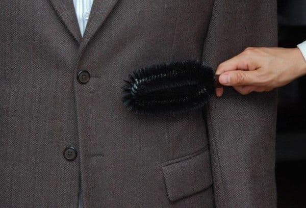 Nettoyer la veste avec une brosse