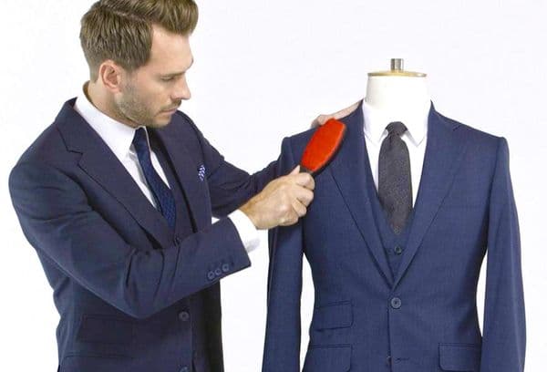 Nettoyer la veste avec une brosse