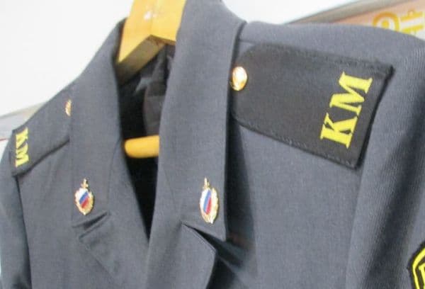 Veste grise à bretelles