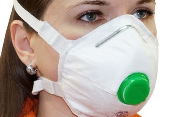 Fille dans un respirateur