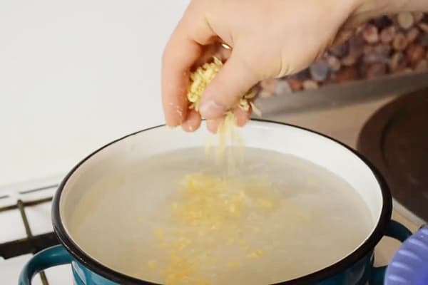 Préparer une solution pour nettoyer une poêle à frire des dépôts de carbone