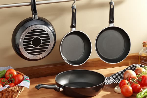Batterie de cuisine recouverte de téflon