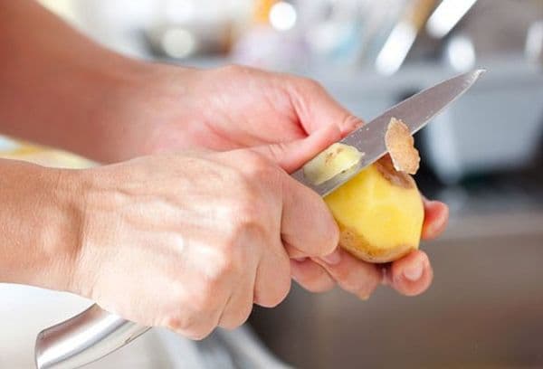 éplucher des pommes de terre