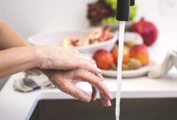 Se laver avec du savon