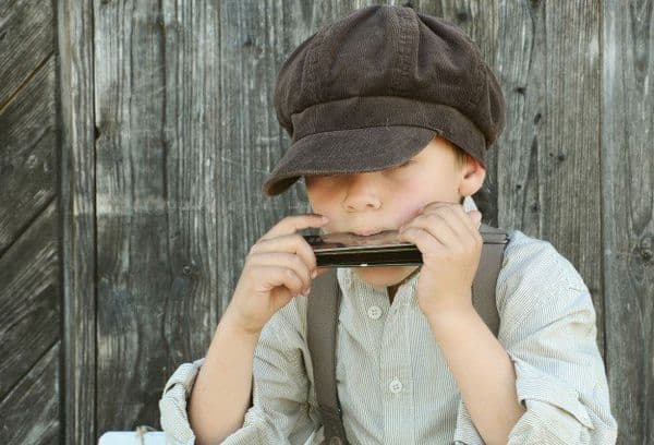 Garçon jouant de l'harmonica