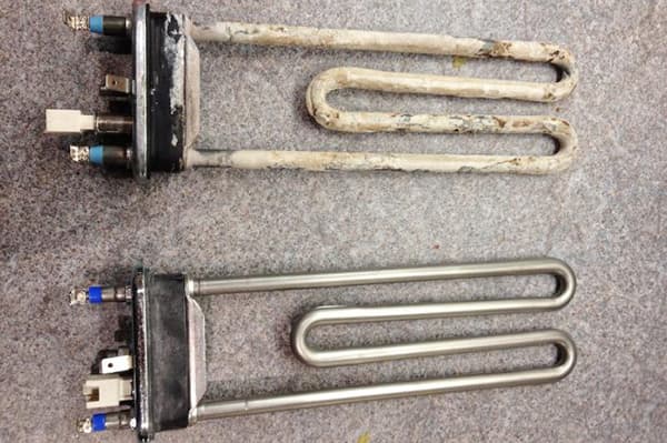 Éléments chauffants anciens et nouveaux d'une machine à laver