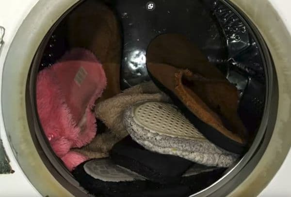 Chaussons sales dans la machine à laver