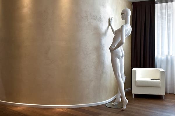 Sculpture près du mur avec plâtre décoratif