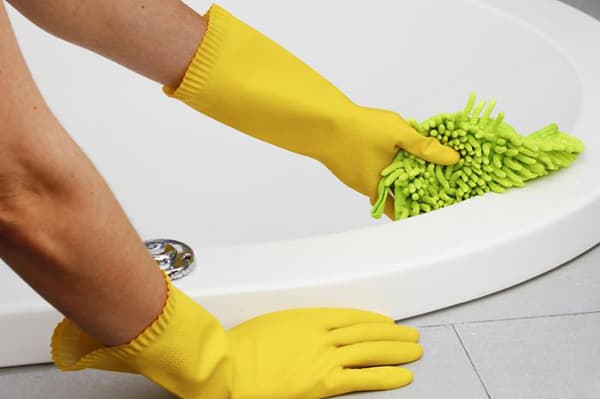 Laver une baignoire en acrylique