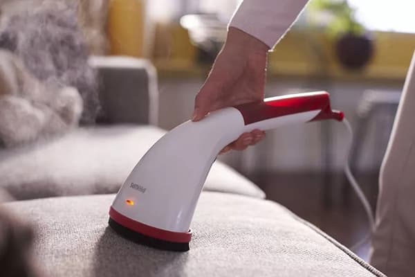 Nettoyer un canapé avec un cuiseur vapeur
