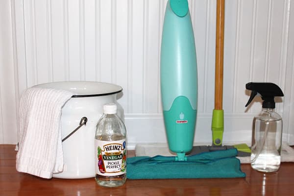 Équipement pour nettoyer les sols avec une solution de vinaigre
