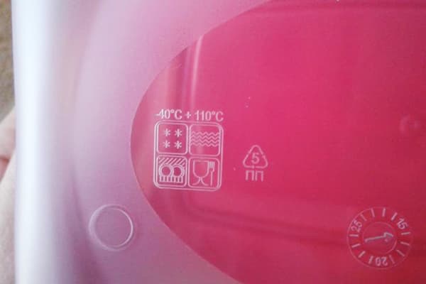 Marquage sur un récipient en plastique