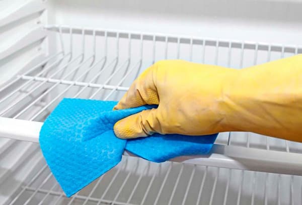 Nettoyer la étagère du réfrigérateur