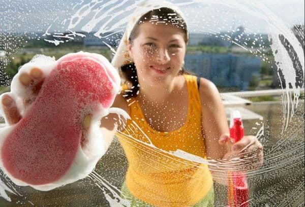 Nettoyer les fenêtres jusqu'à ce qu'elles brillent