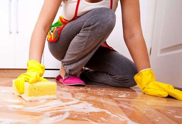 Laver les sols avec de la poudre