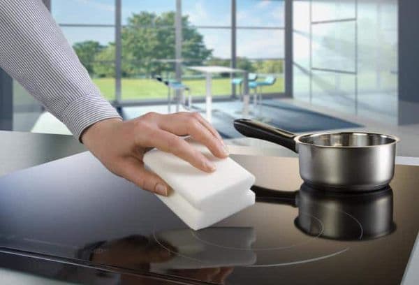 Laver le poêle avec une éponge