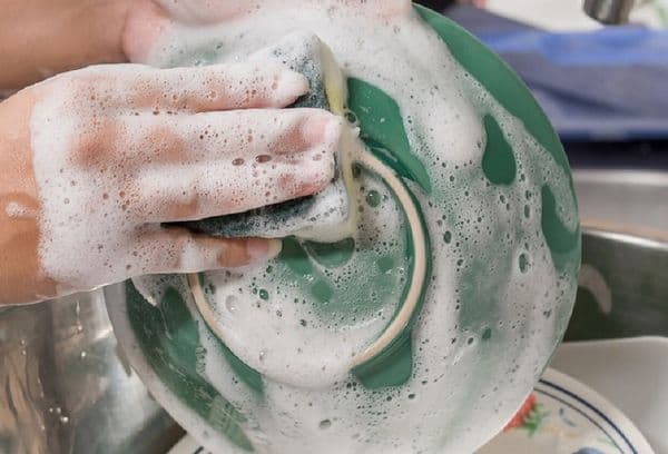 faire la vaisselle avec du savon