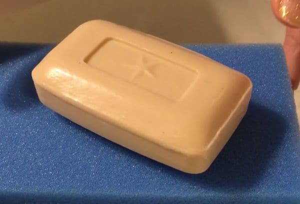 savon de ménage et éponge