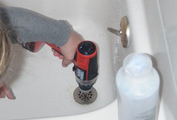 Comment dissoudre les cheveux dans une canalisation de salle de bain : 5 méthodes