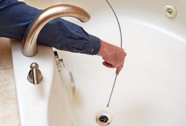 nettoyer une canalisation de salle de bain avec un câble