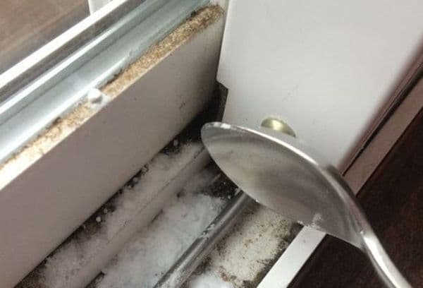 Nettoyage des cadres de fenêtres