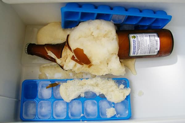 Bouteille cassée avec de la bière congelée