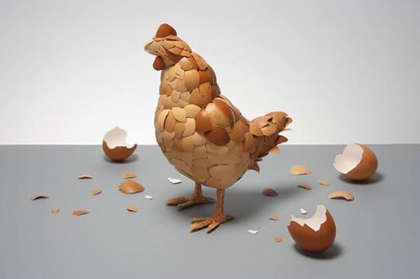 Figurine de poulet coquille d'oeuf