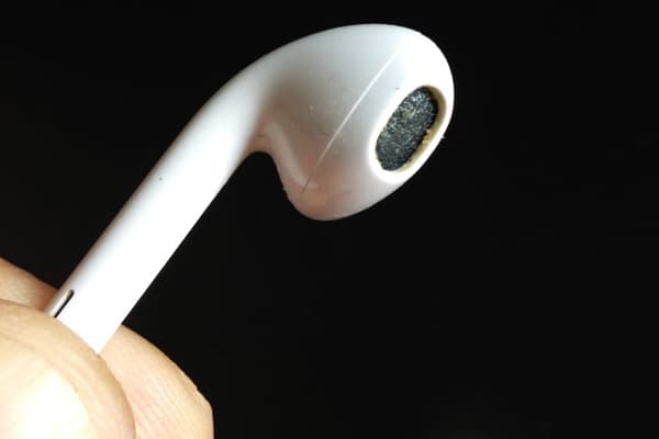 Traces de cérumen sur l'écouteur