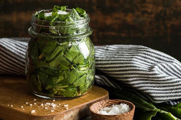 Oseille au sel dans un bocal
