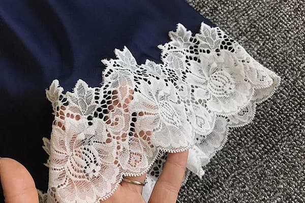 Bordure en dentelle sur les vêtements en soie