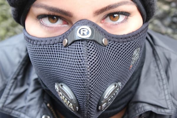 Fille dans un respirateur