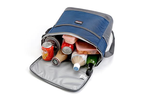 Sac thermique avec de la nourriture