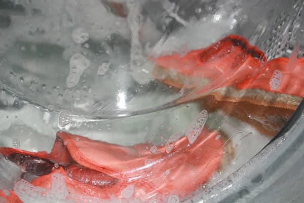 Chaussures textiles dans la machine à laver