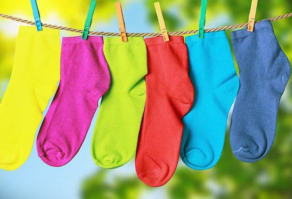 Séchage des chaussettes colorées