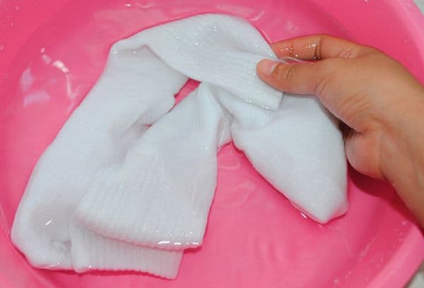 Lavage des chaussettes à la main