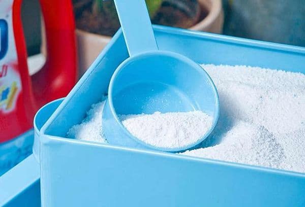 Poudre pour laver les vêtements blancs